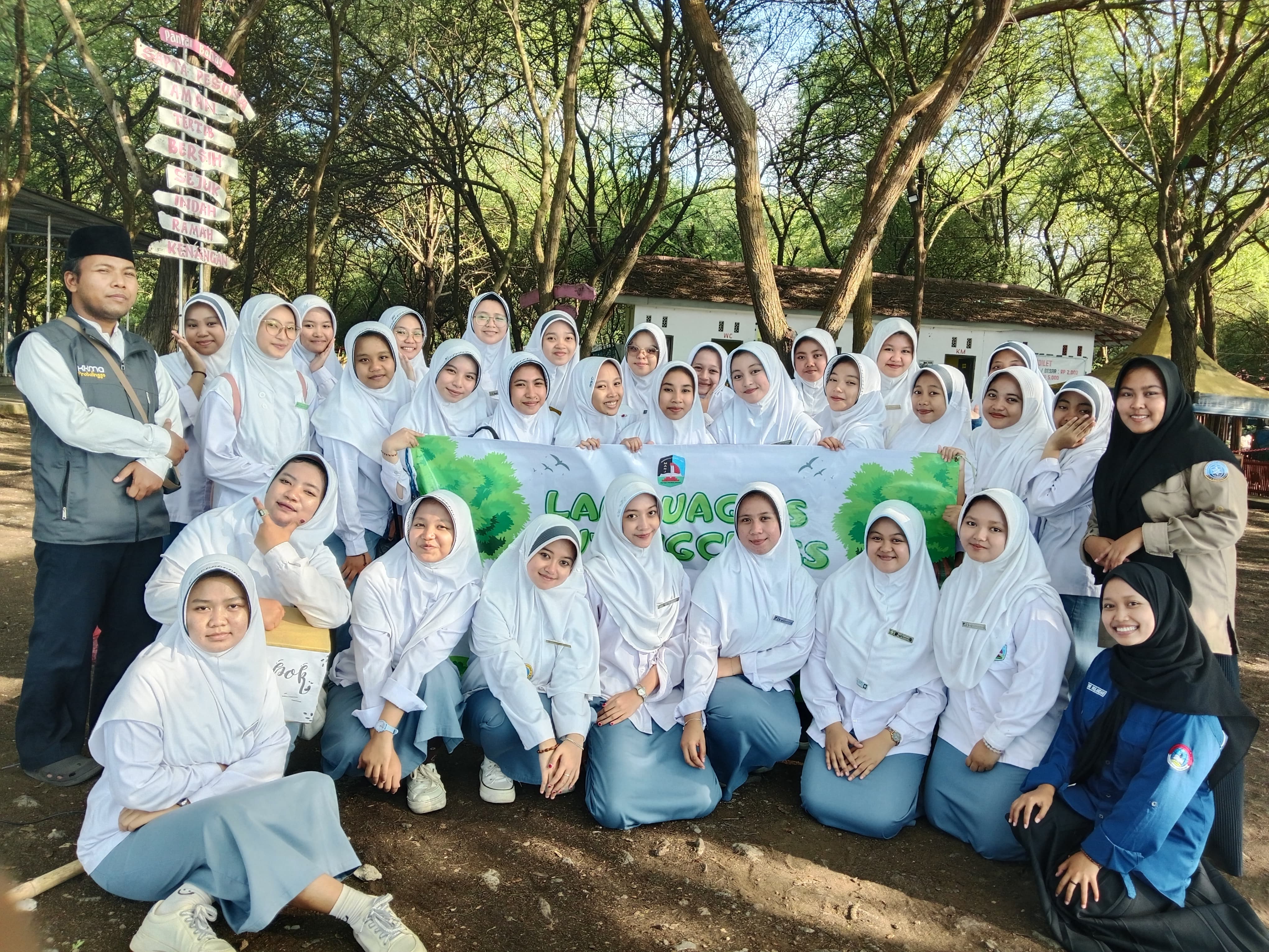 Pantai Bohay Jadi ‘English Zone’? Ini Kisah Seru Siswa MA Nurul Jadid bersama PBI UNUJA