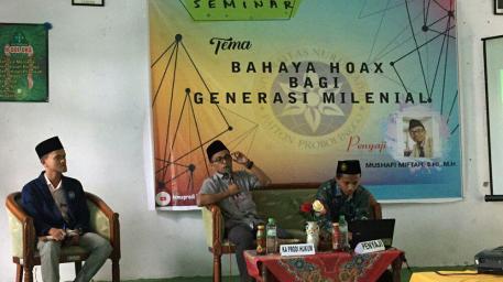 Perangi Hoax, Prodi Hukum UNUJA 'Turun' Ke MAN 1 PROBOLINGGO